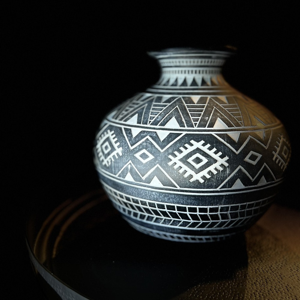 MAYA ΒΑΖΟ 25x25x22 POLYRESIN ΜΑΥΡΟ ΛΕΥΚΟ